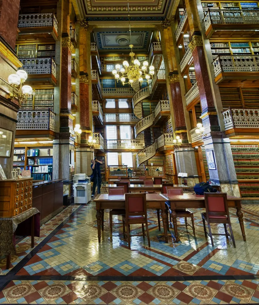 Grande bibliotheque juridique avec des rangees de livres de droit